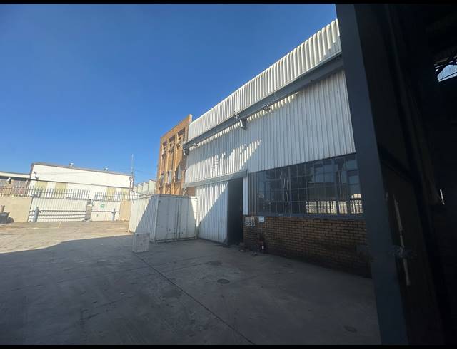 1,850M² WAREHOUSE FOR SALE IN CHLOORKOP